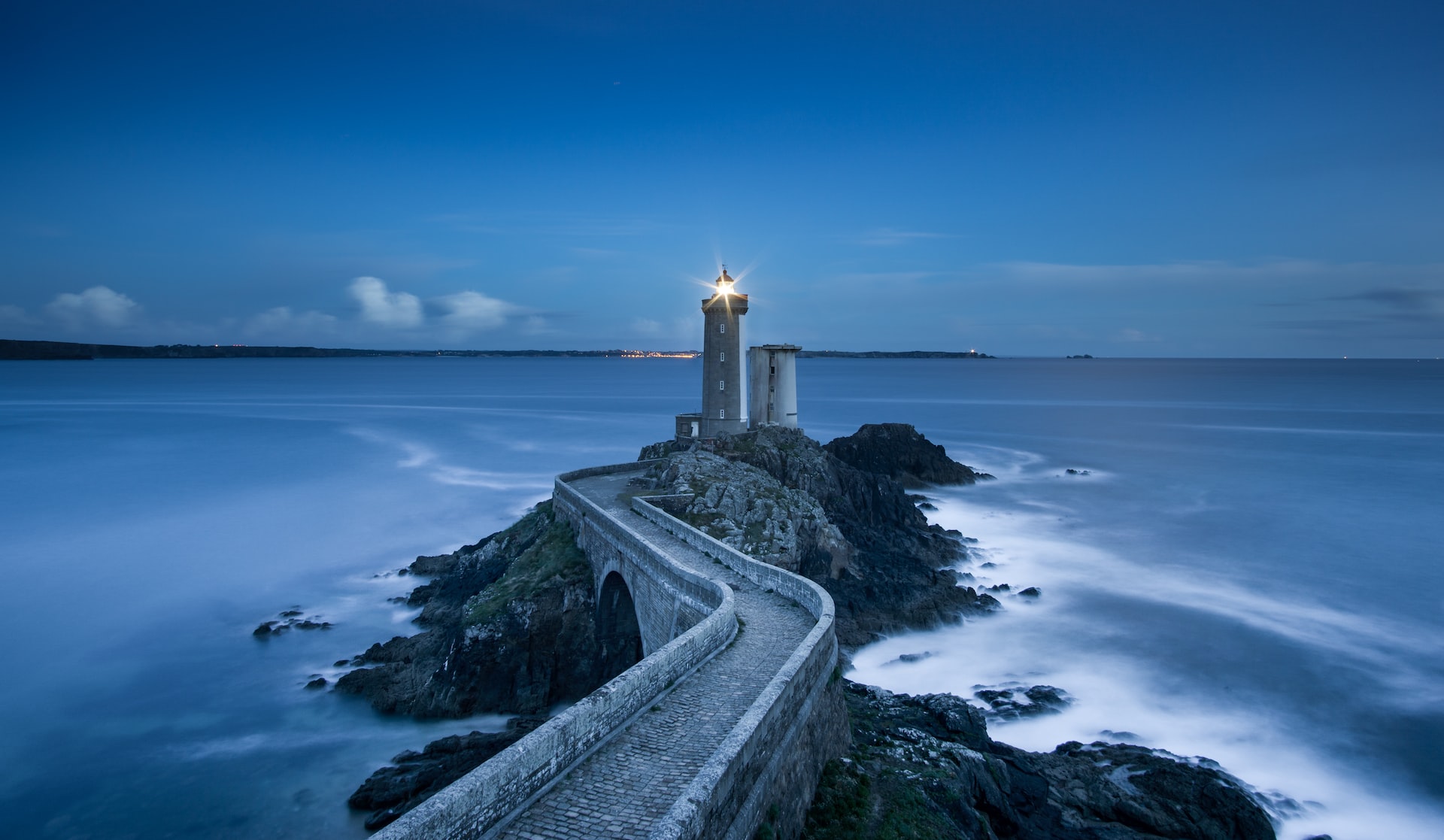 gray lighthouse on islet with concrete pathway at daytime, William Bout gray lighthouse on islet with concrete pathway at daytime, William Bout
